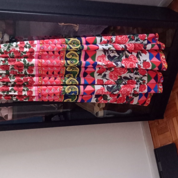 A beautiful dress ,still with the tag on... - Picture 2 of 8